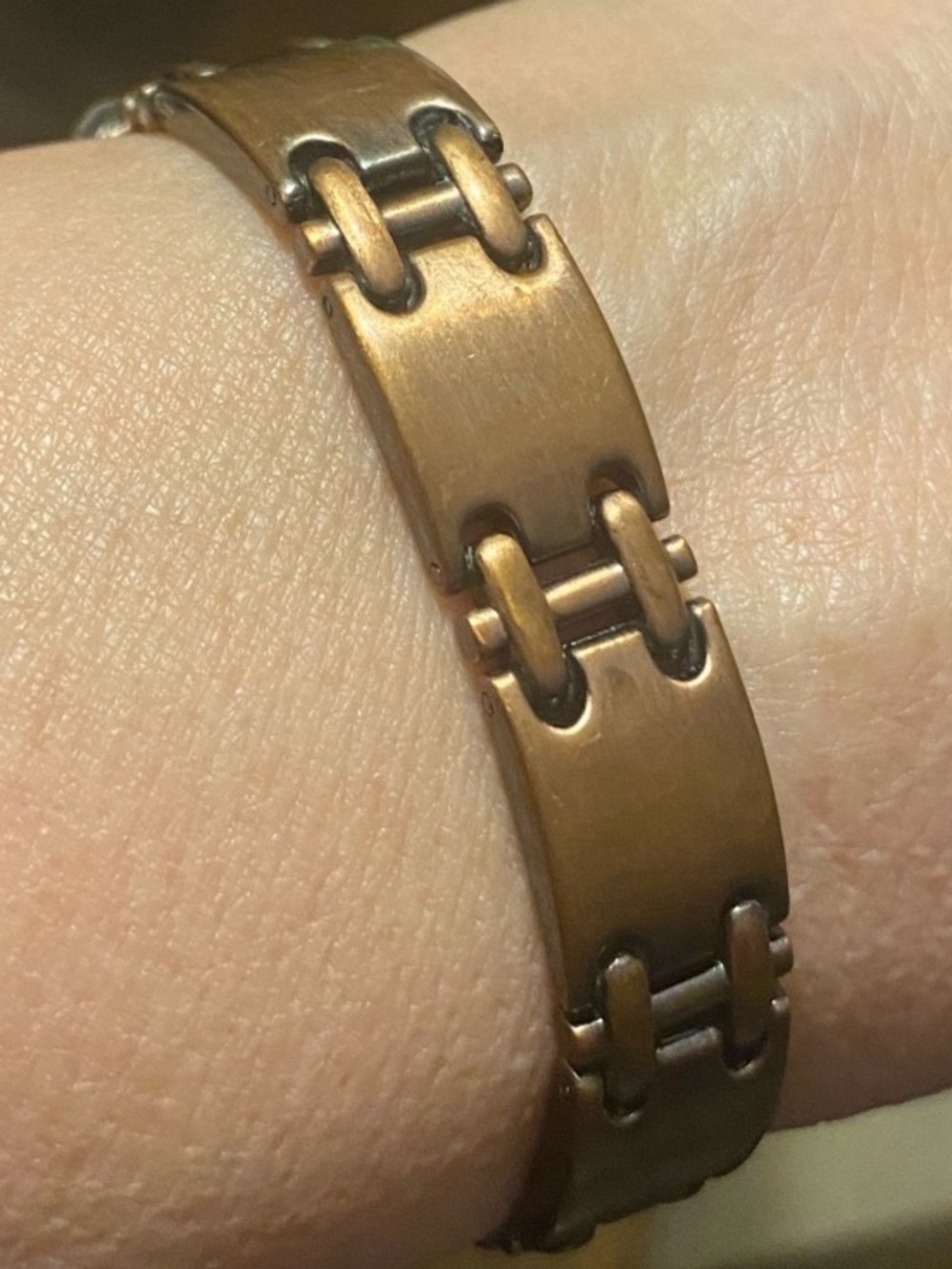 Elegant Copper Tone Metal Magnetic Hourglass-Shaped Link Design Bracelet